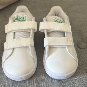 Adidas toddler  grand court shoes